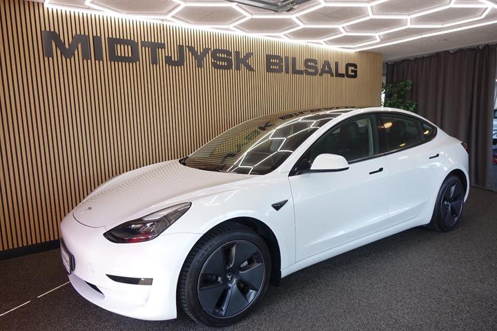 Hvid Tesla Model 3 fra 2023