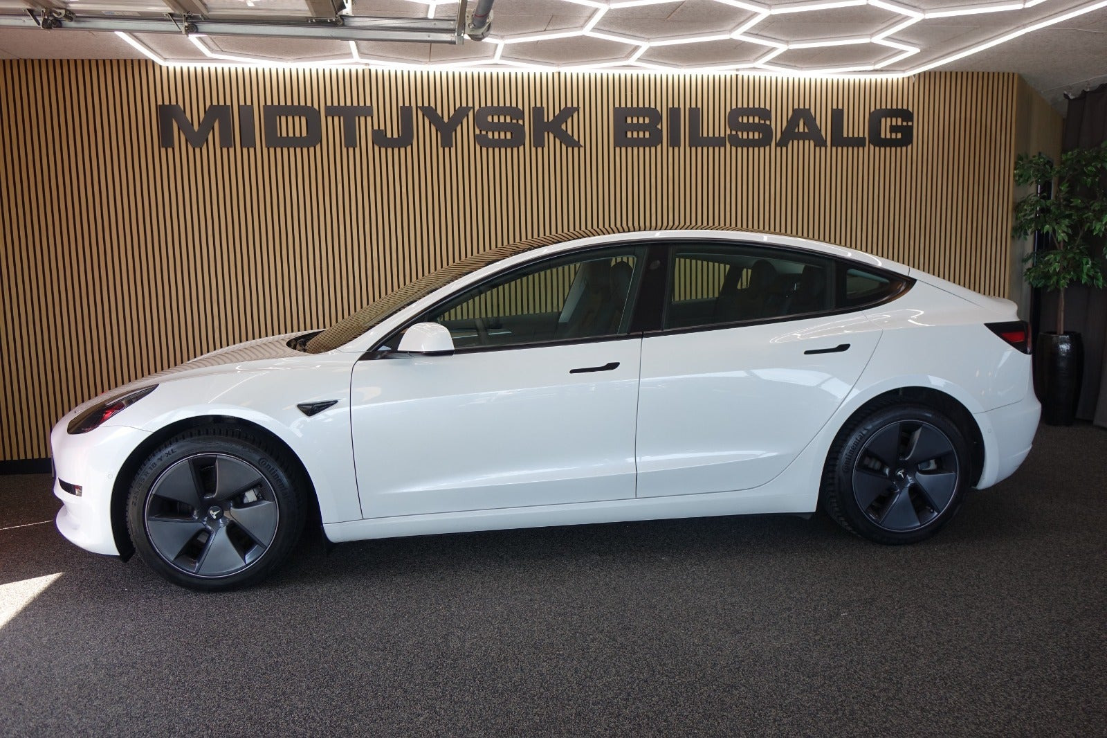 Hvid Tesla Model 3 fra 2023