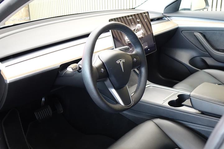 Hvid Tesla Model 3 fra 2023
