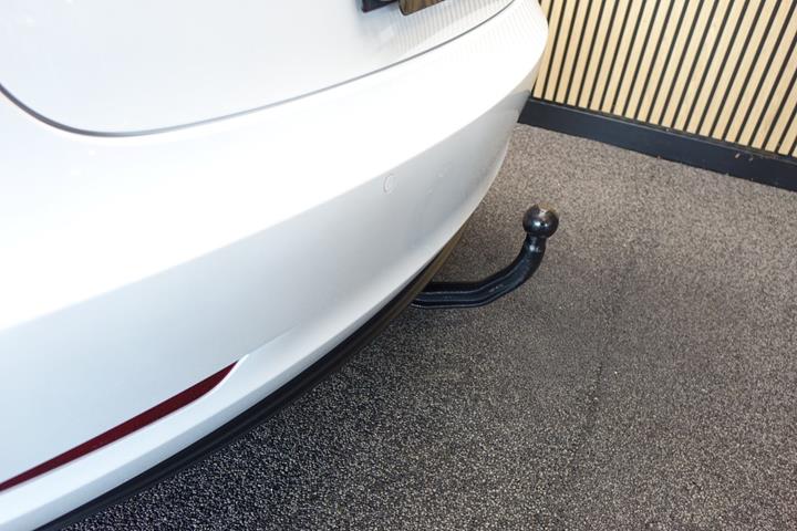 Hvid Tesla Model 3 fra 2023