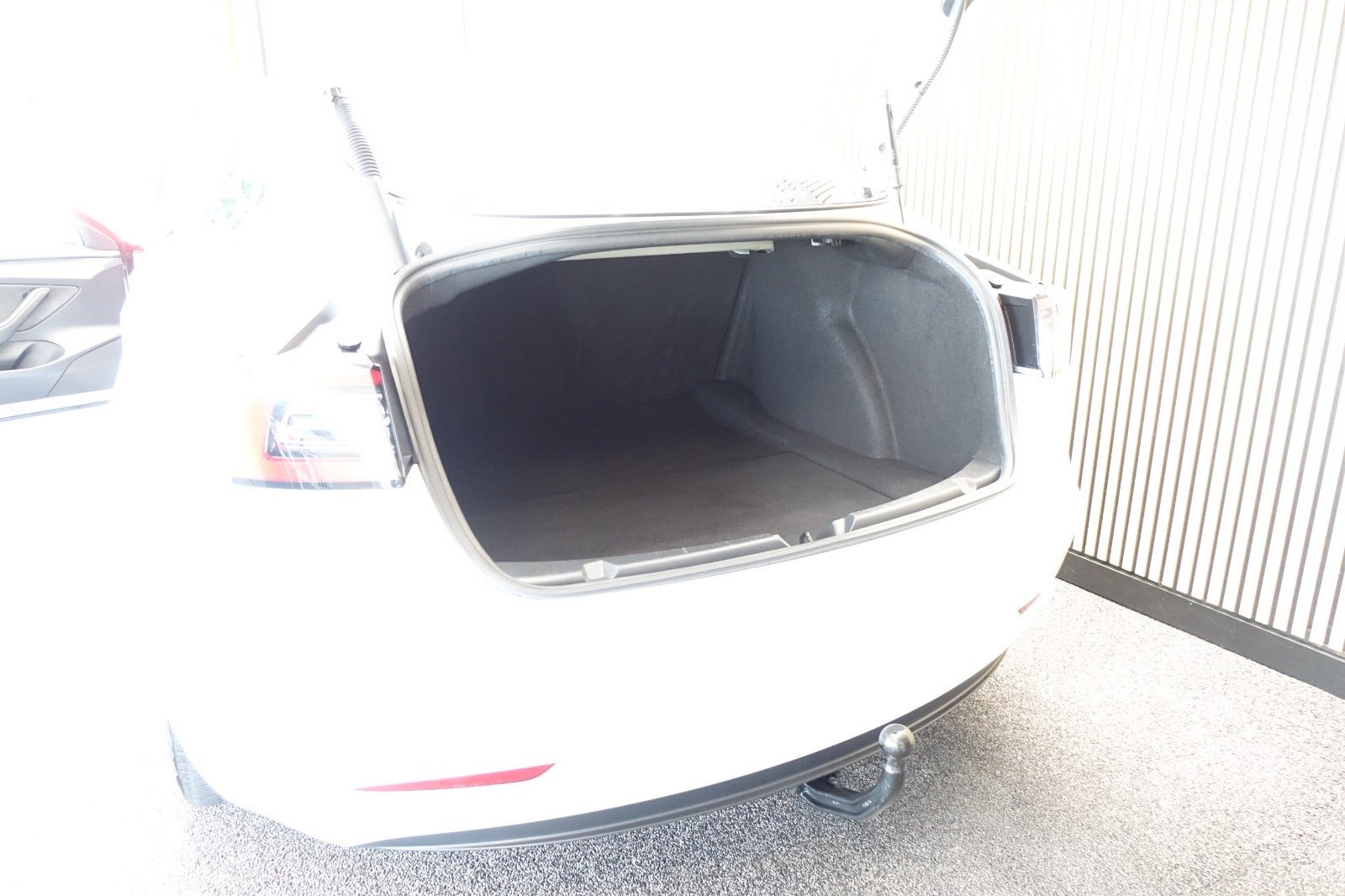 Hvid Tesla Model 3 fra 2023