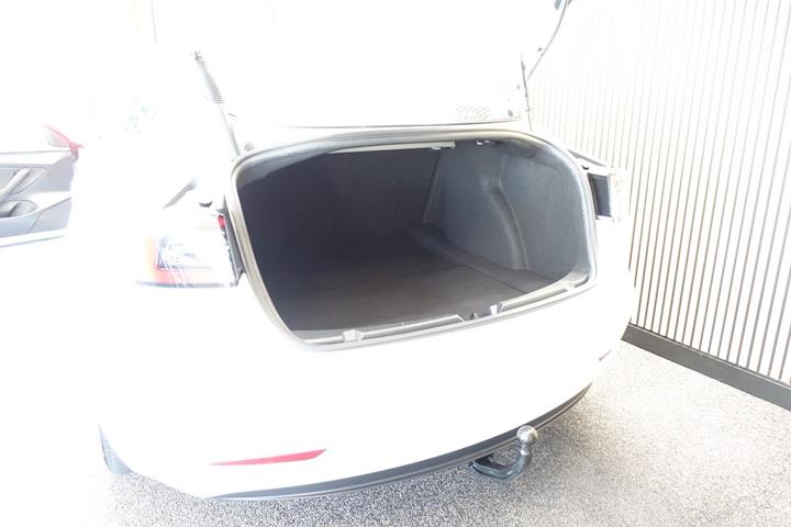 Hvid Tesla Model 3 fra 2023