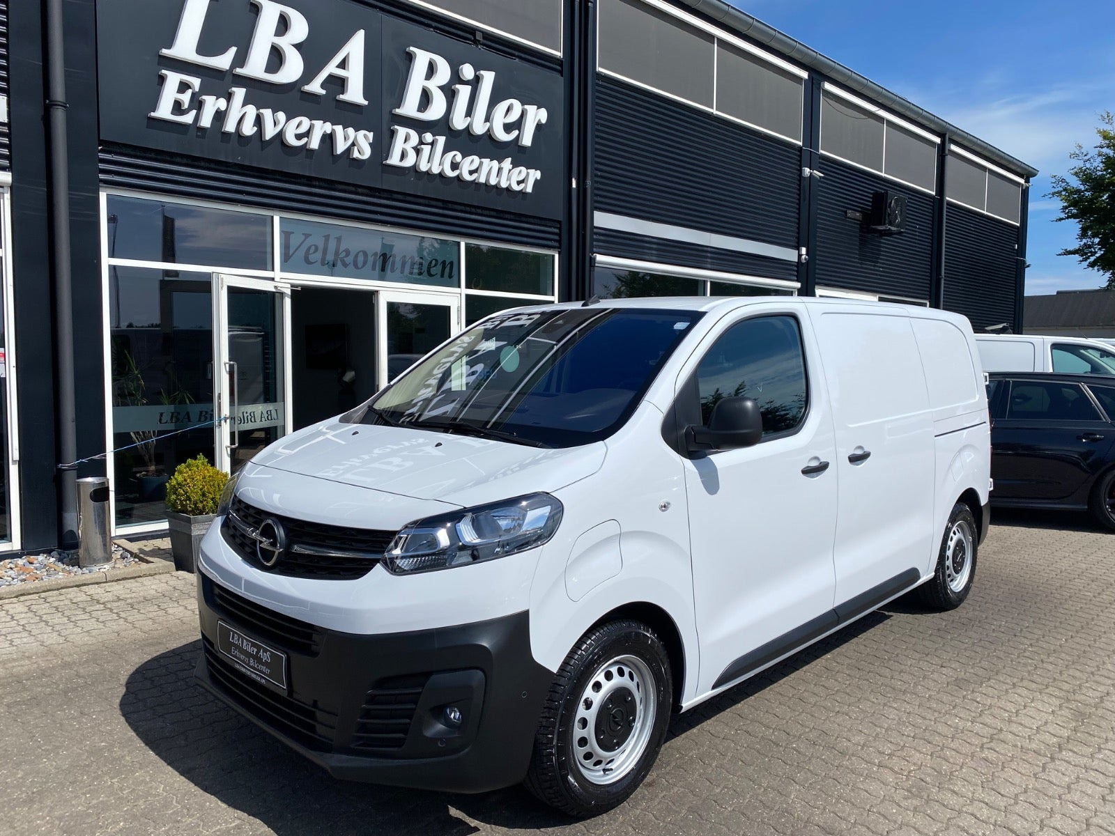 Hvid Opel Vivaro-e fra 2024