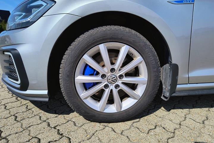 Sølv VW Golf VII fra 2020