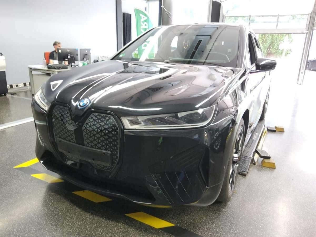 Sort BMW iX fra 2023
