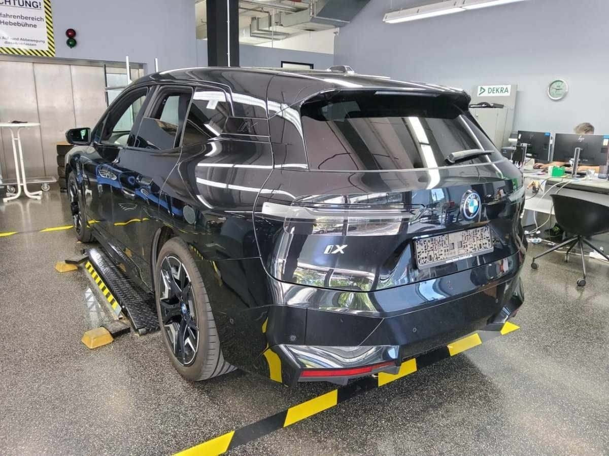 Sort BMW iX fra 2023