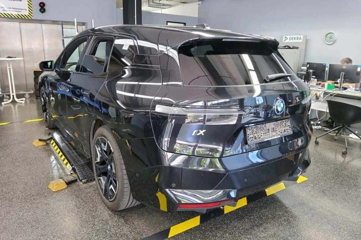 Sort BMW iX fra 2023