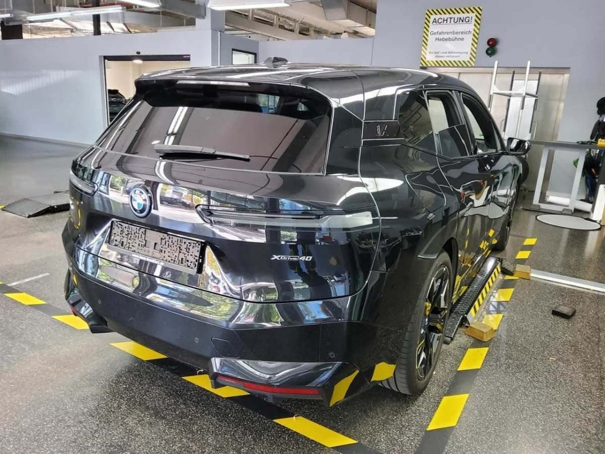 Sort BMW iX fra 2023