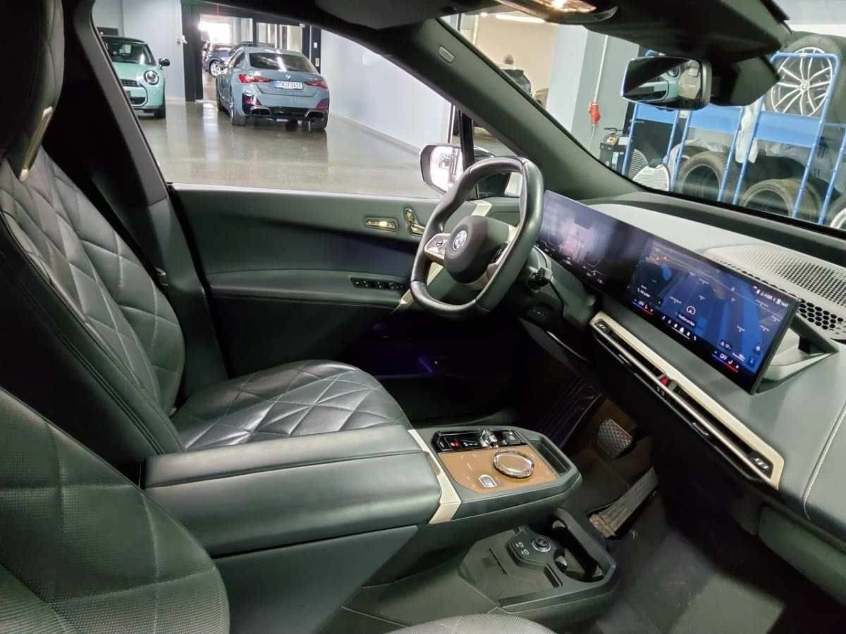 Sort BMW iX fra 2023