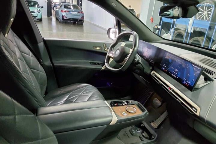Sort BMW iX fra 2023
