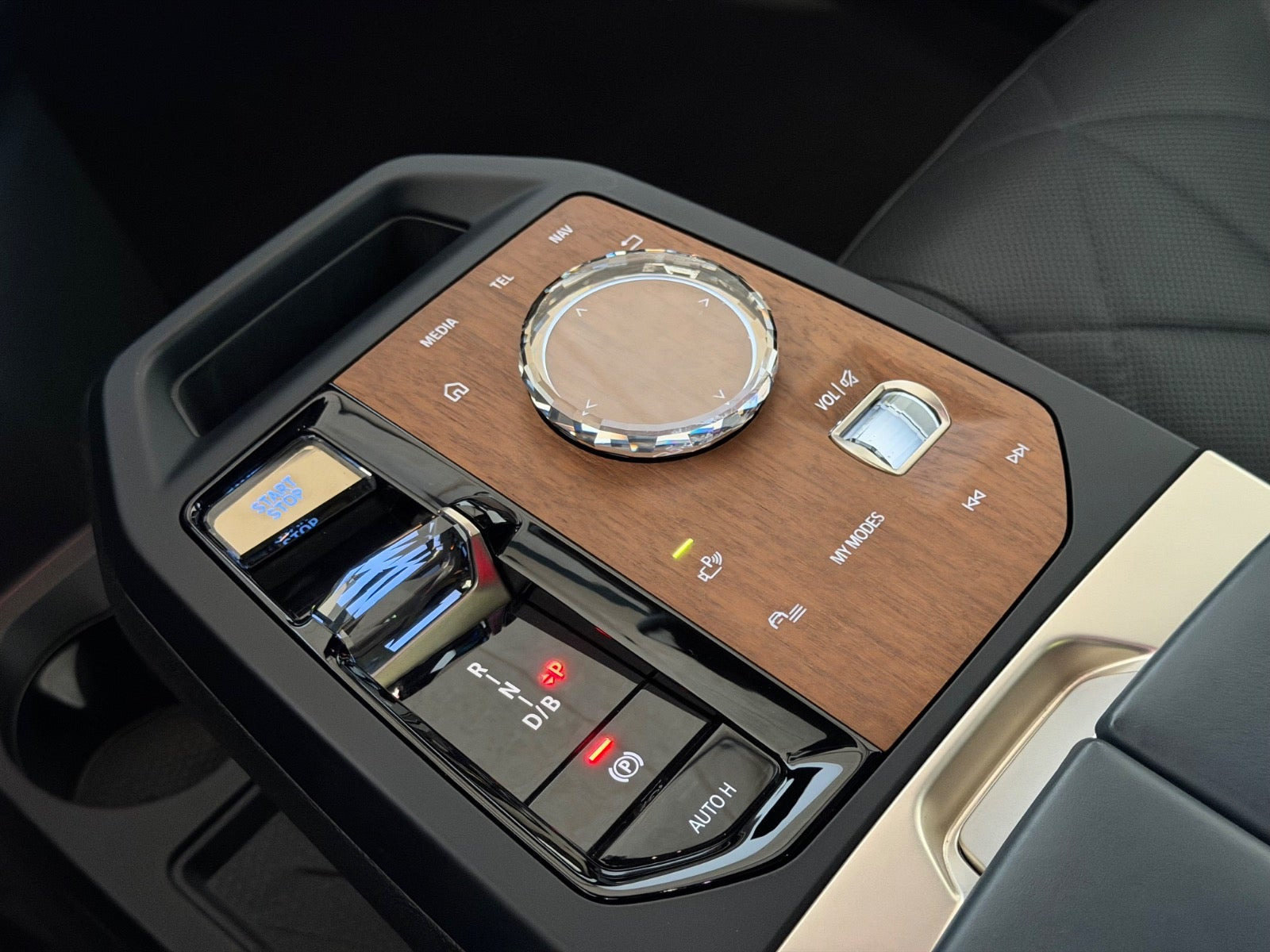 BMW iX xDrive40, 326hp, 2022