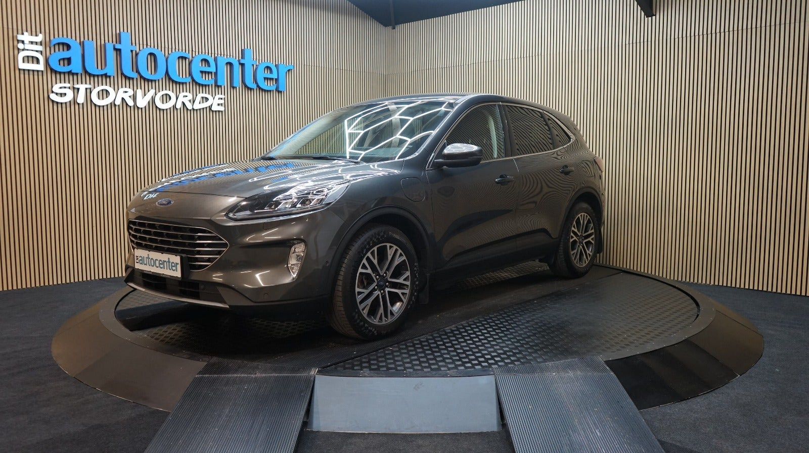 Grå Ford Kuga fra 2020
