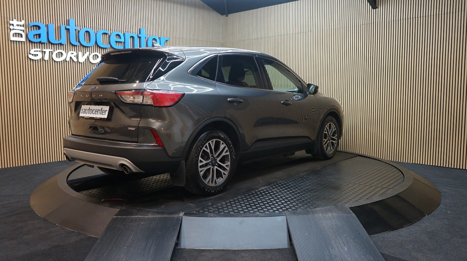 Grå Ford Kuga fra 2020