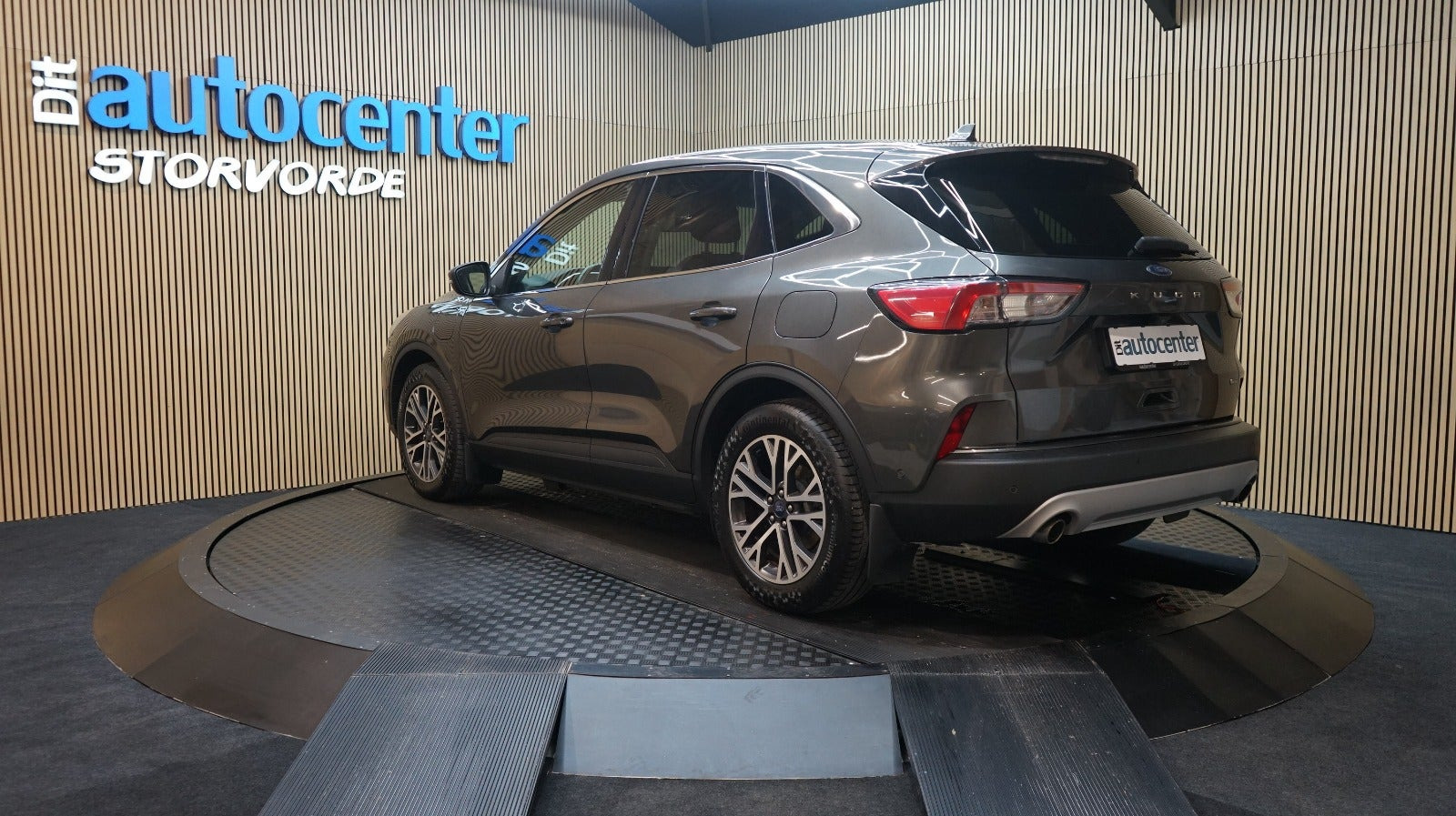 Grå Ford Kuga fra 2020