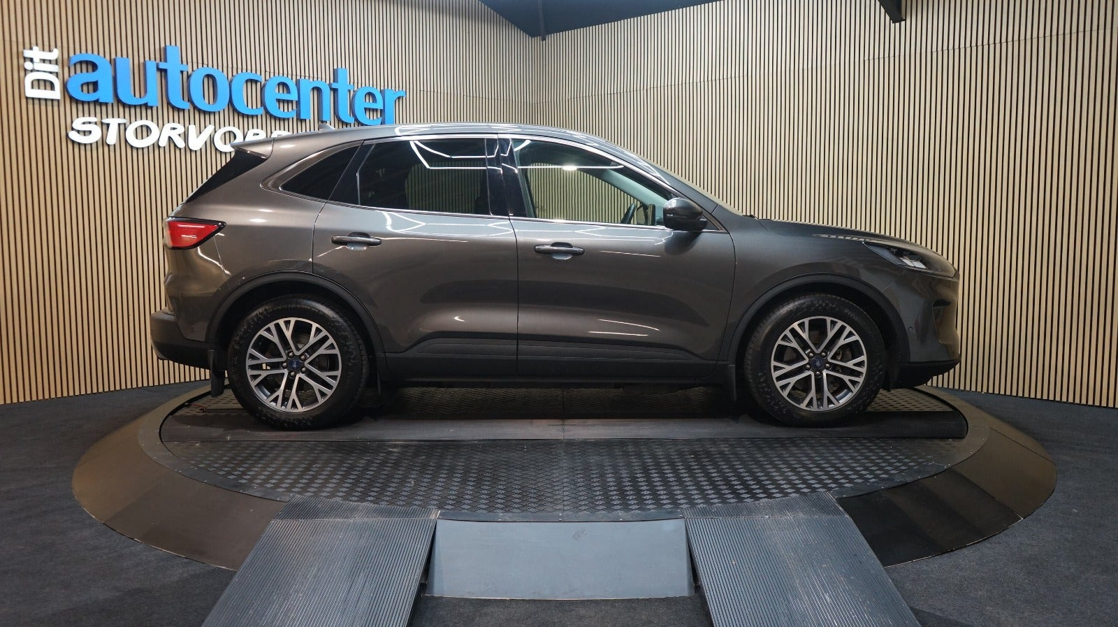 Grå Ford Kuga fra 2020