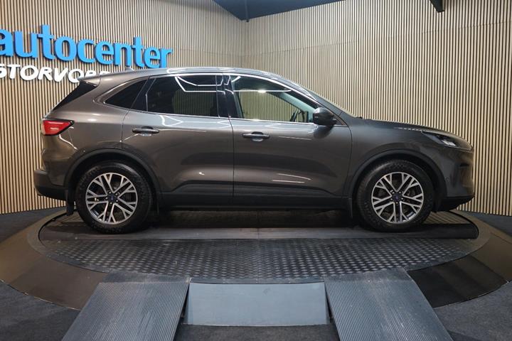 Grå Ford Kuga fra 2020