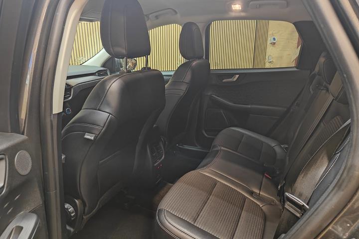 Grå Ford Kuga fra 2020