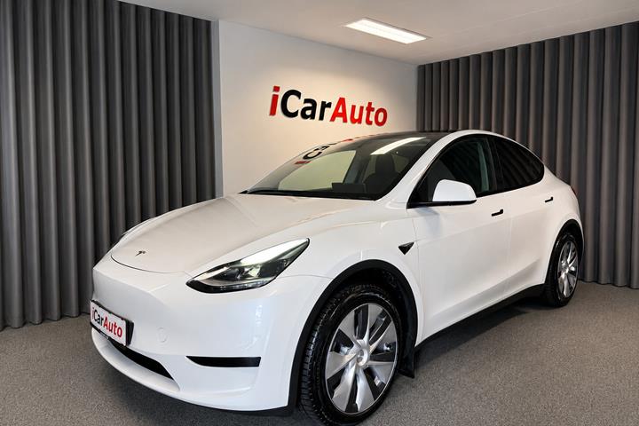 Hvid Tesla Model Y fra 2024