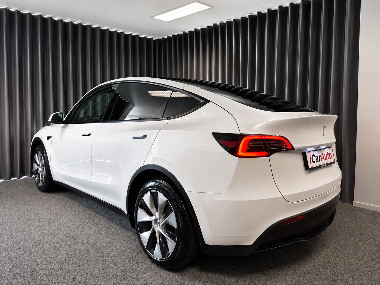 Hvid Tesla Model Y fra 2024