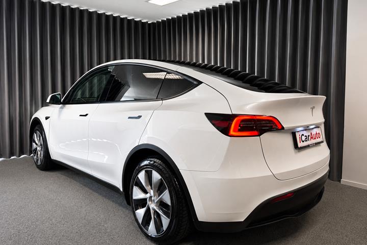 Hvid Tesla Model Y fra 2024
