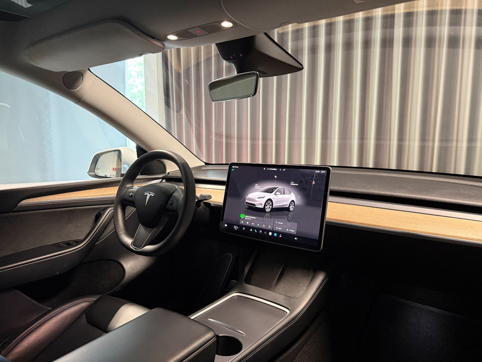 Hvid Tesla Model Y fra 2024