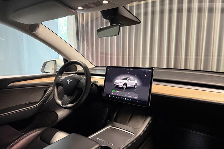 Hvid Tesla Model Y fra 2024