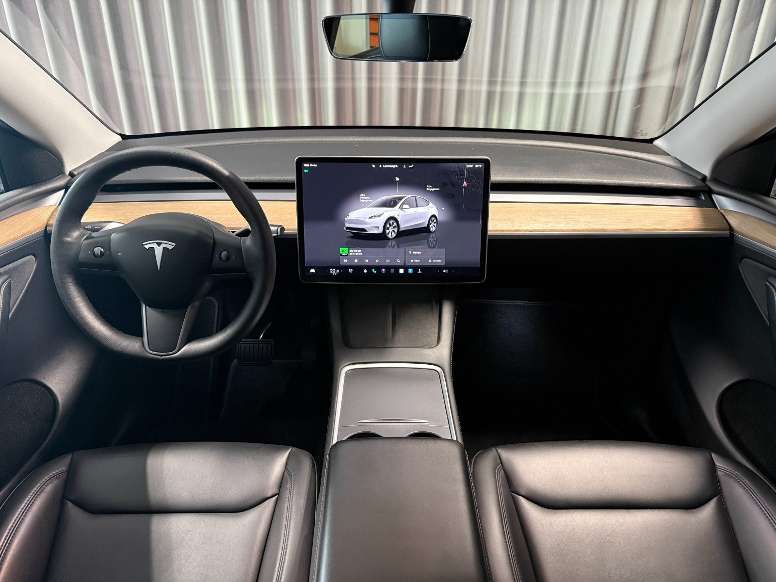 Hvid Tesla Model Y fra 2024