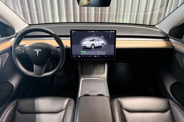 Hvid Tesla Model Y fra 2024