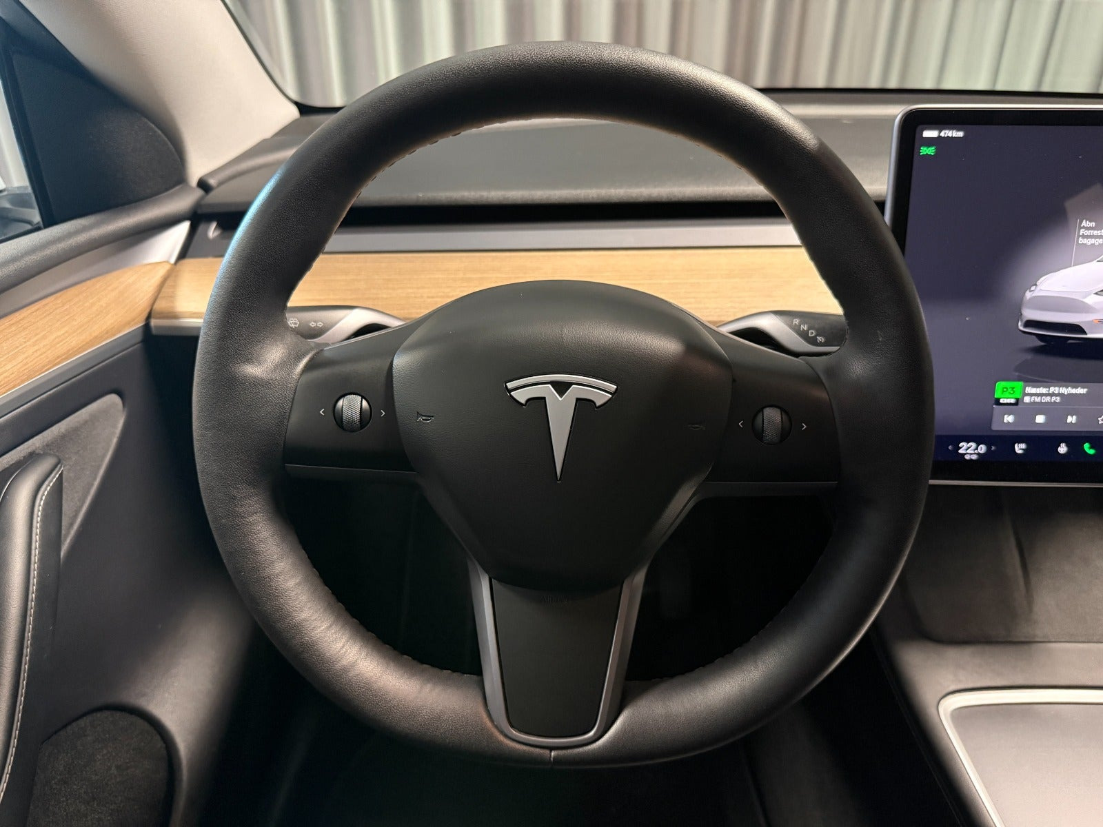 Hvid Tesla Model Y fra 2024