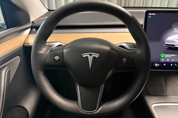 Hvid Tesla Model Y fra 2024