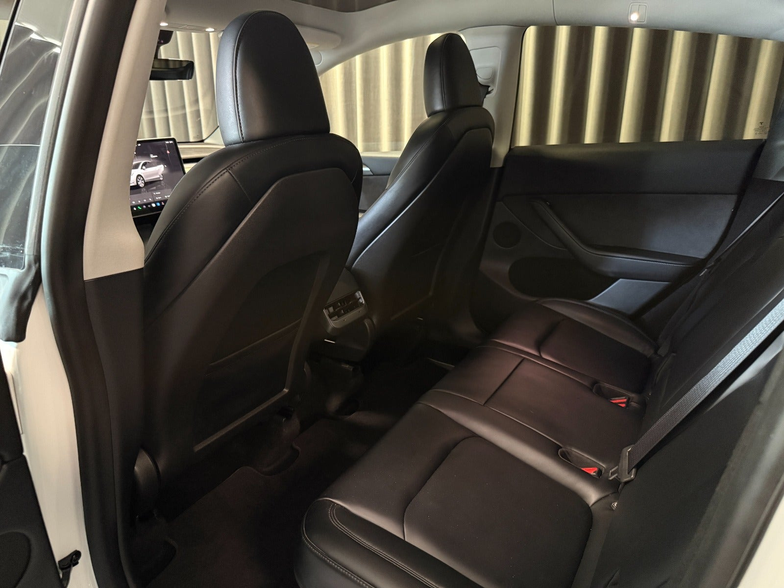 Hvid Tesla Model Y fra 2024