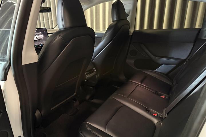Hvid Tesla Model Y fra 2024