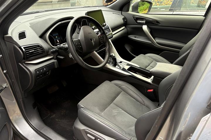 Grå Mitsubishi Eclipse Cross fra 2024
