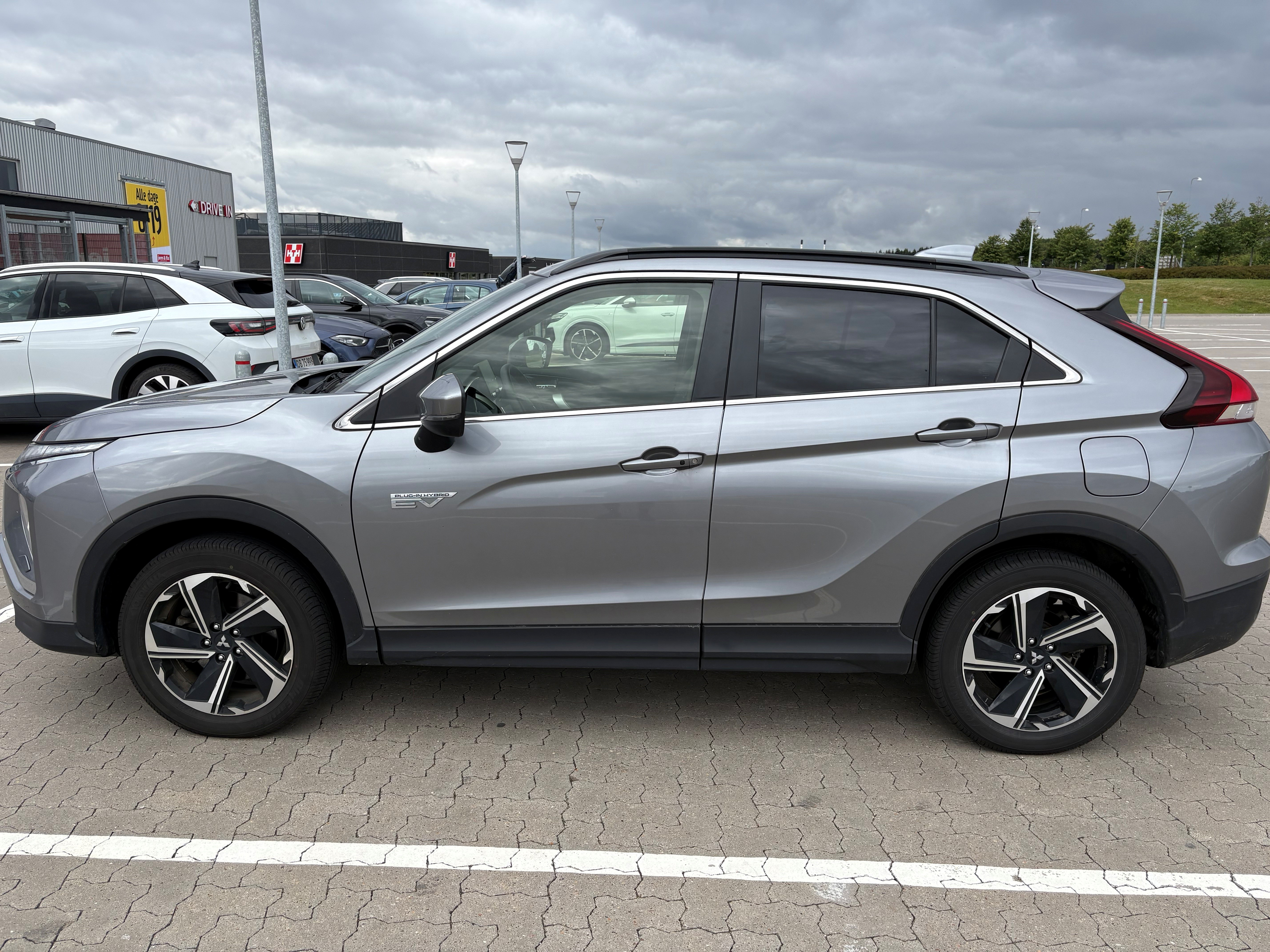Grå Mitsubishi Eclipse Cross fra 2024