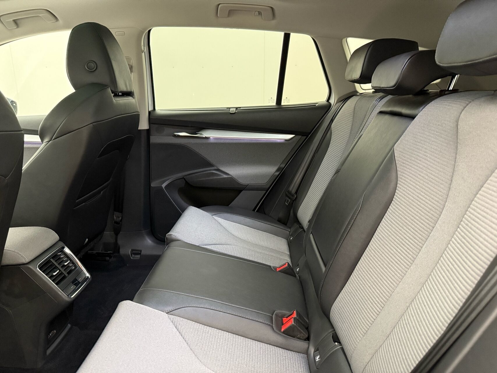 Hvid Skoda Enyaq fra 2021