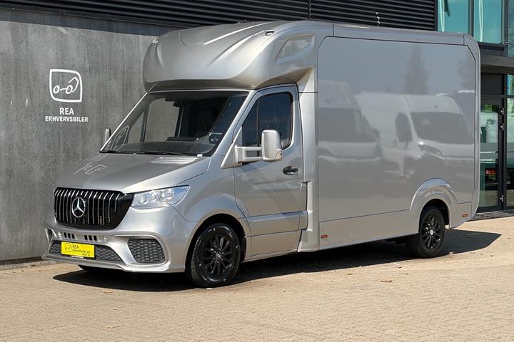 Grå Mercedes Sprinter fra 2023