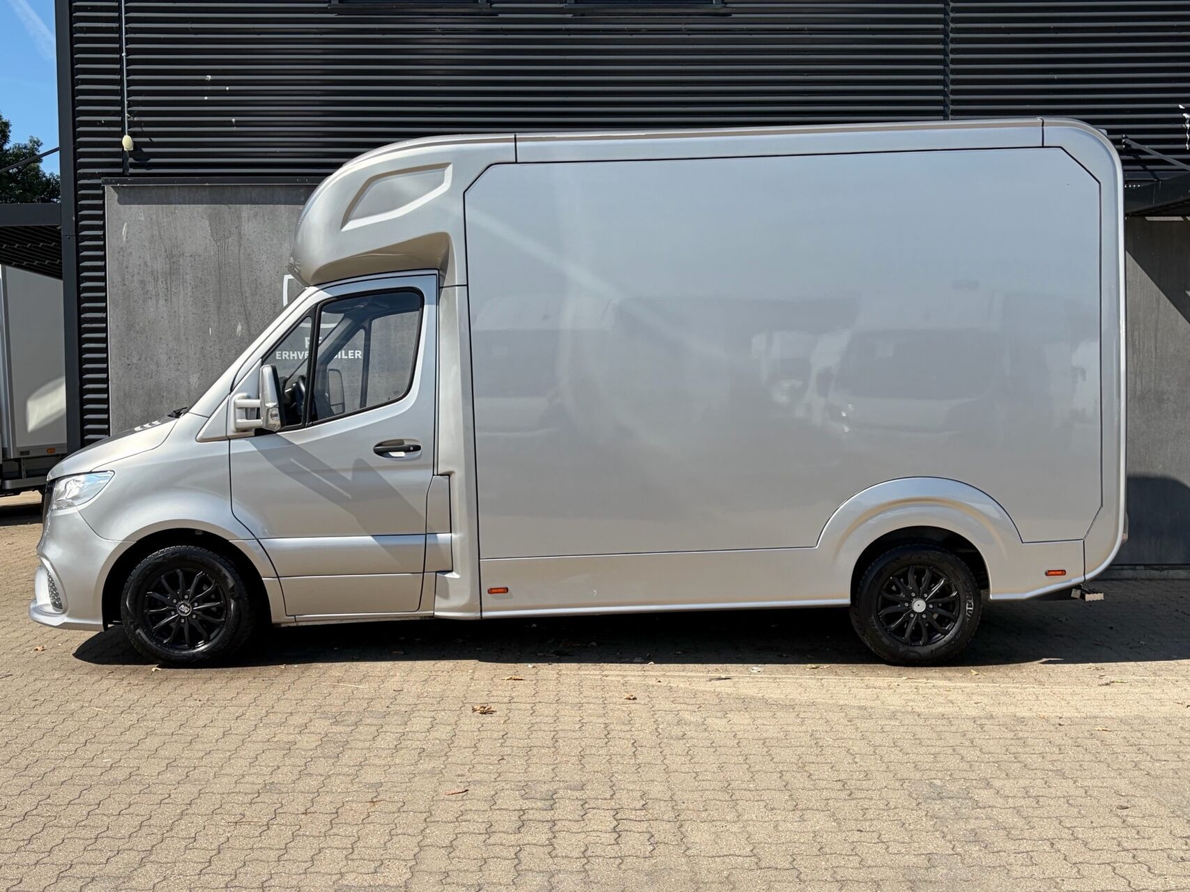 Grå Mercedes Sprinter fra 2023