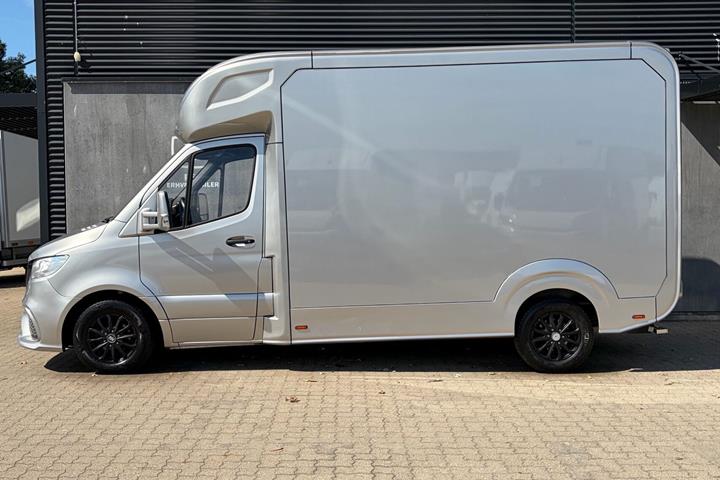 Grå Mercedes Sprinter fra 2023