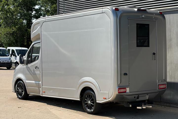 Grå Mercedes Sprinter fra 2023
