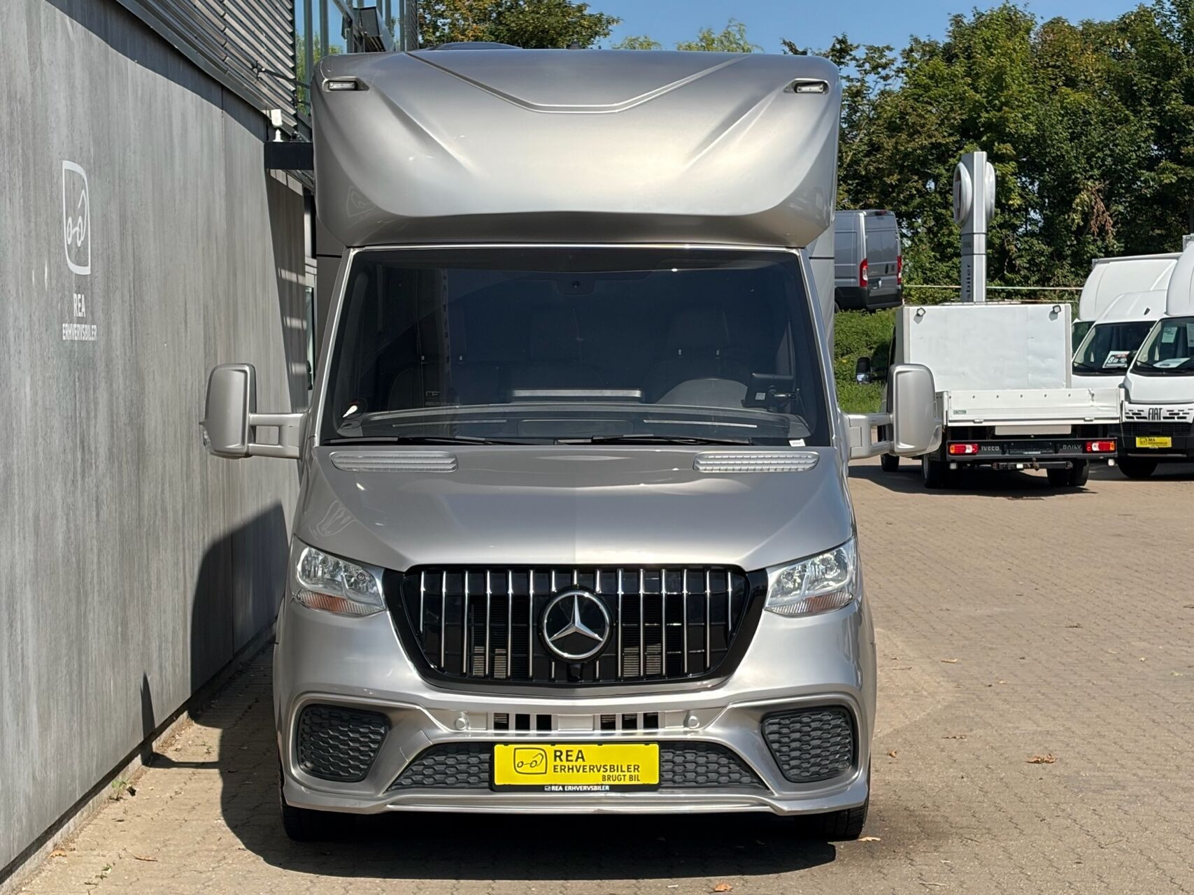 Grå Mercedes Sprinter fra 2023