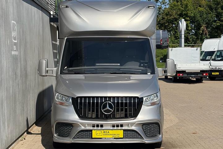 Grå Mercedes Sprinter fra 2023