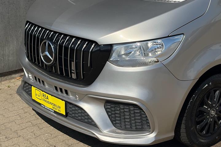 Grå Mercedes Sprinter fra 2023