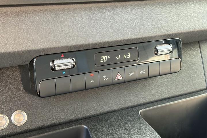 Grå Mercedes Sprinter fra 2023