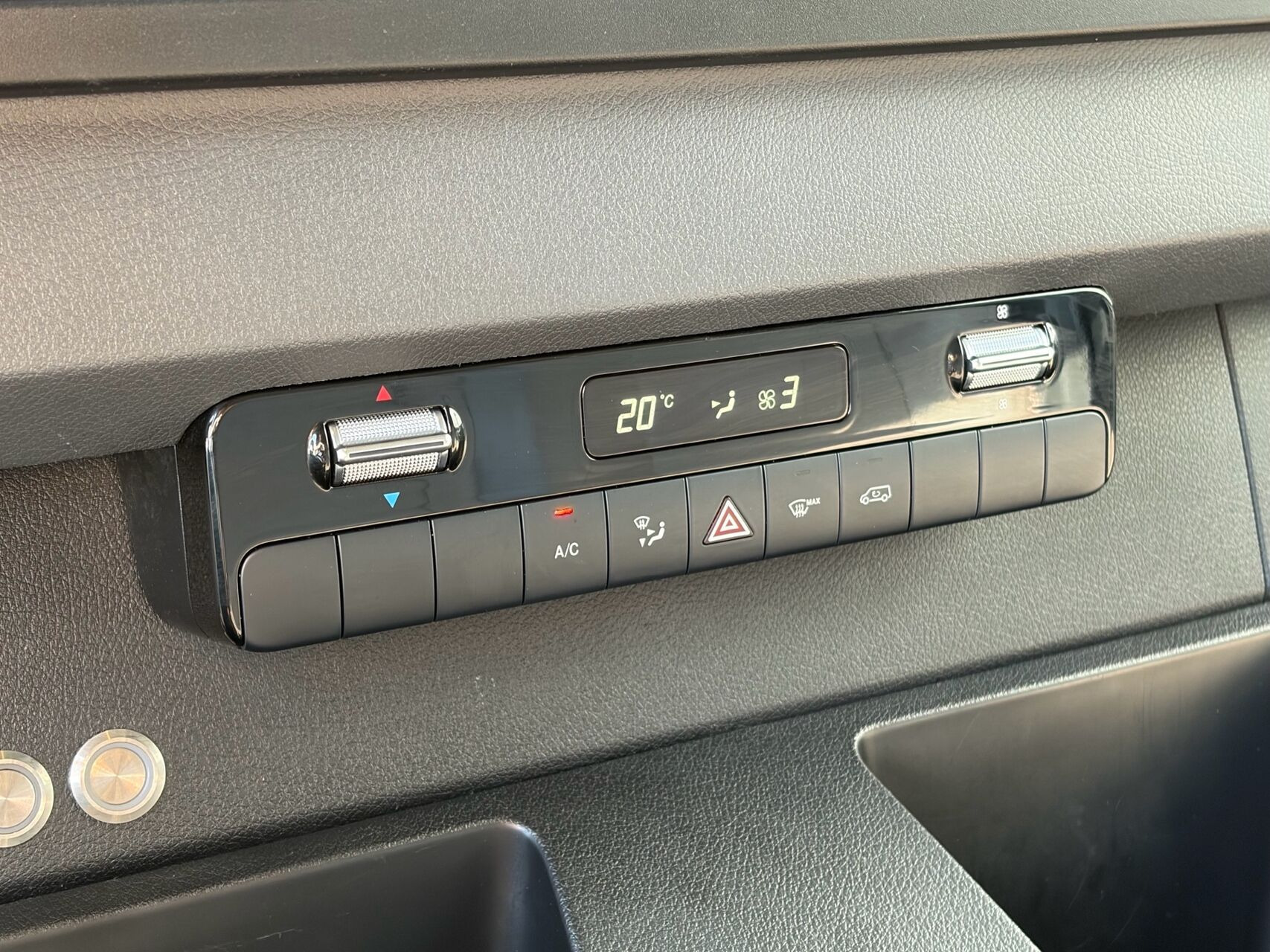 Grå Mercedes Sprinter fra 2023