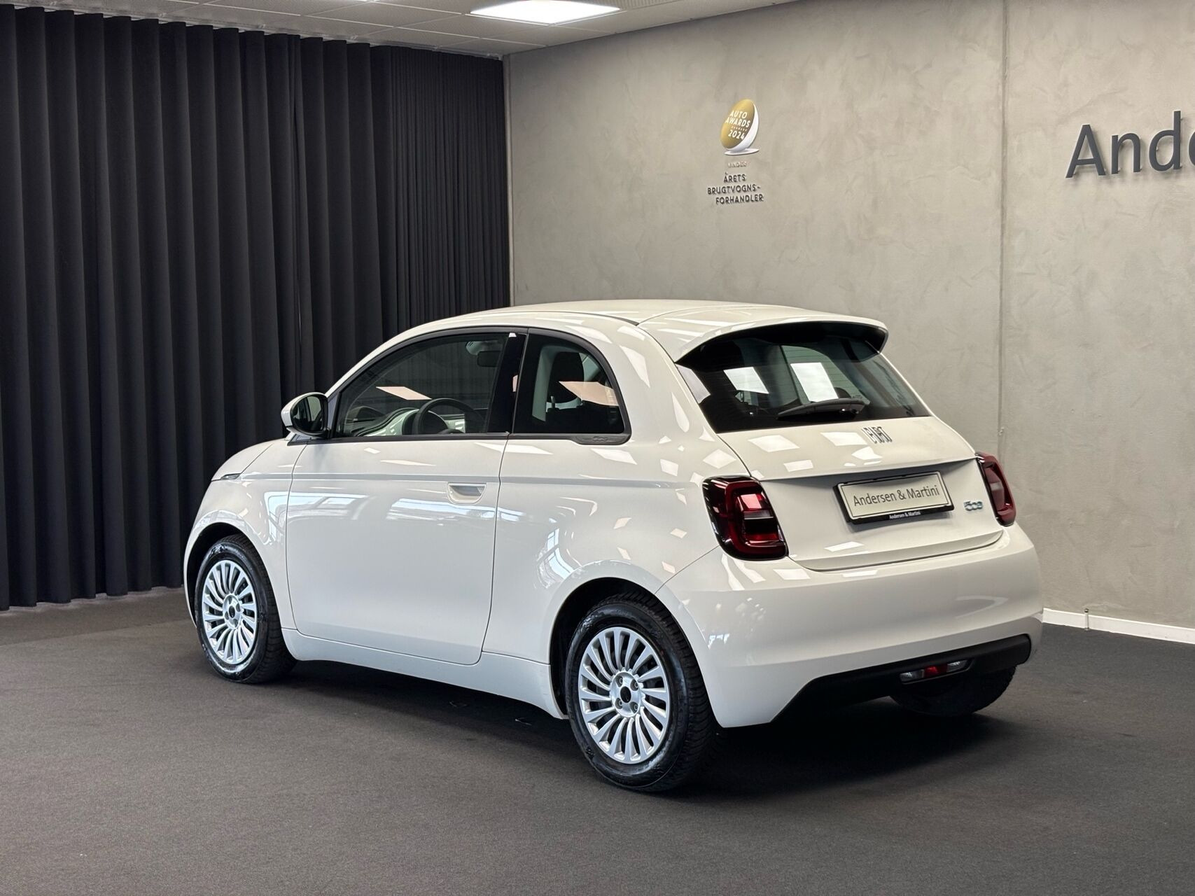 Hvid Fiat 500e fra 2023