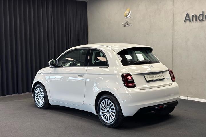 Hvid Fiat 500e fra 2023
