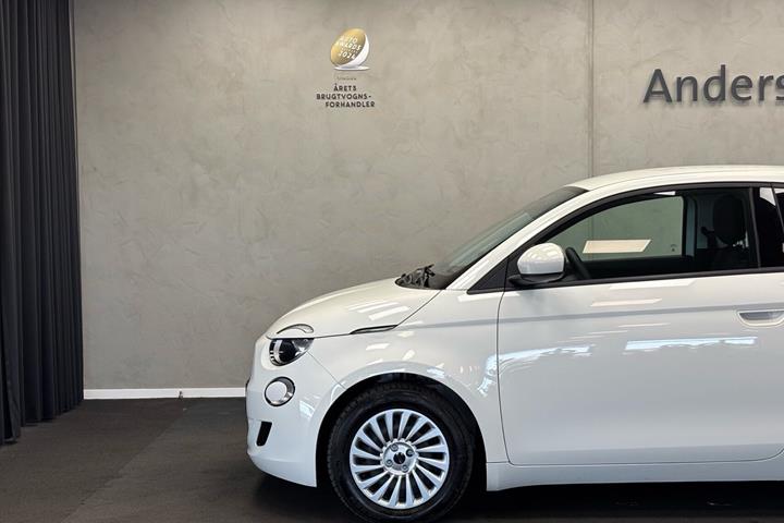 Hvid Fiat 500e fra 2023