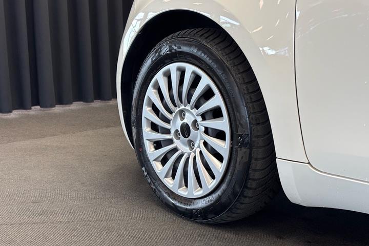 Hvid Fiat 500e fra 2023