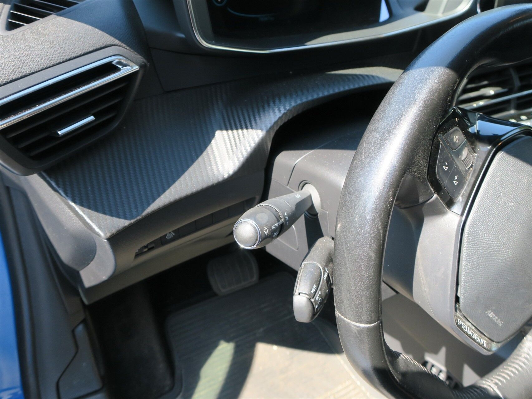 Blå Peugeot e-208 fra 2020
