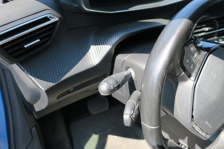 Blå Peugeot e-208 fra 2020